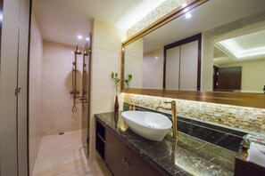 Suite Business | Baño | Artículos de higiene personal gratuitos, albornoces y zapatillas