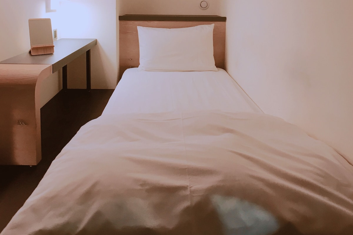 Safe på rommet, skrivebord og wi-fi (inkludert)