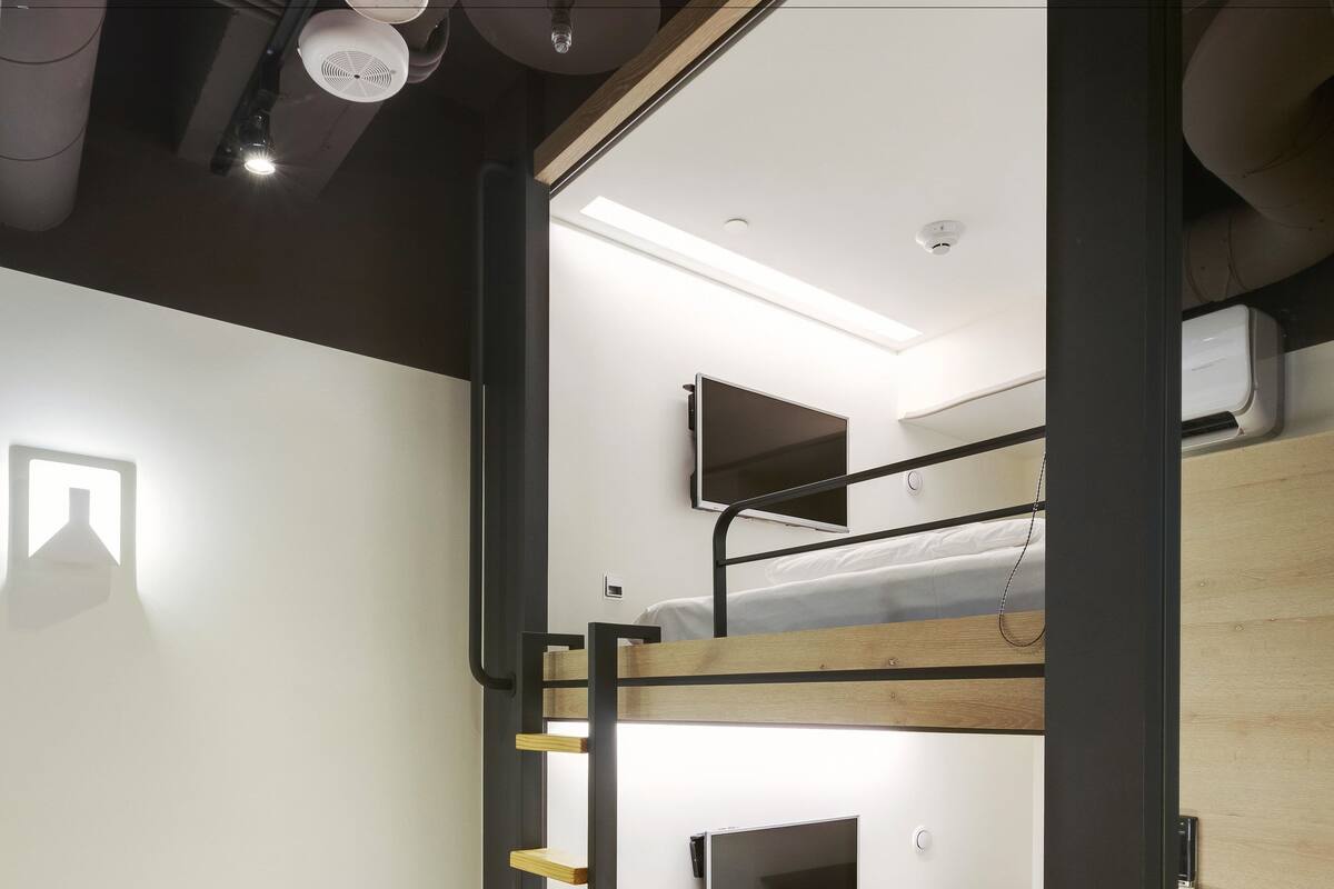 Firemannsrom, delt bad (double size bunk bed) | Safe på rommet, skrivebord og wi-fi (inkludert)