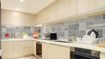 Full-sized fridge, microwave, oven, coffee/tea maker