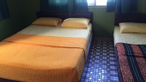 Una habitación con dos camas, cada una con un edredón de estampado diferente.