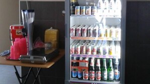 Máquina expendedora con un letrero 'PLUS', repleta de diversas bebidas.