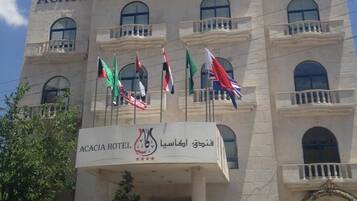 Vista frontal de la propiedad