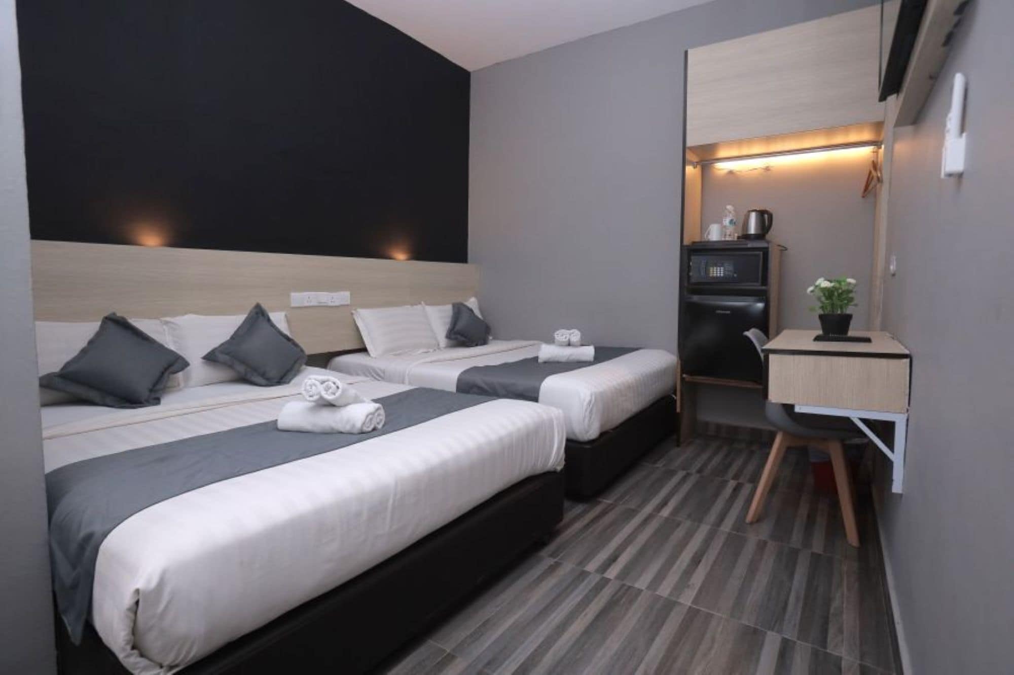 جناح عائلي | ميني بار وخزنة داخل الغرفة وتجهيزات عازلة للصوت وواي فاي مجانًا