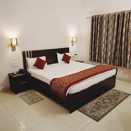 Escritorio y camas plegables/adicionales . Hotel Shubham Majesty