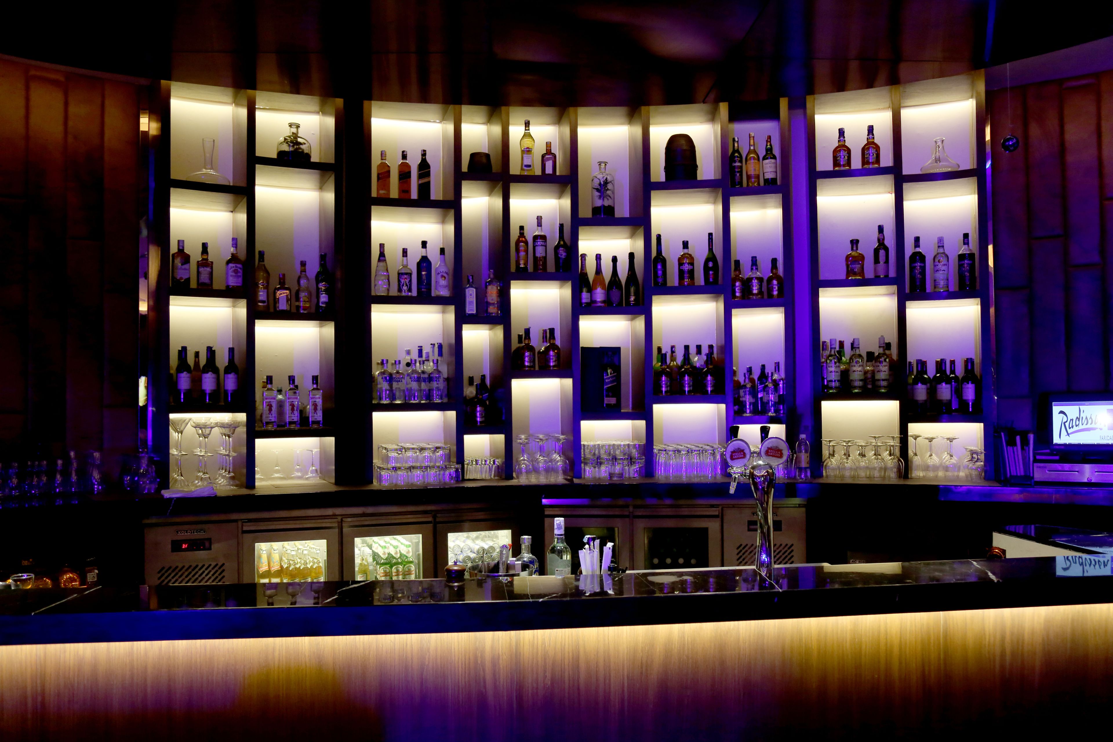 2 bars/lounges