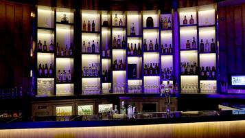 2 bars/lounges