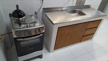 Departamento tradicional | Cocina privada | Refrigerador, microondas, horno y parrilla de estufa