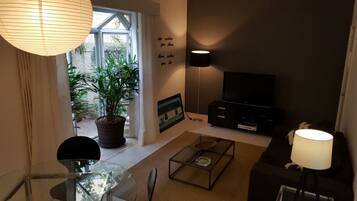Traditional Apartment | Living room | LCD TV