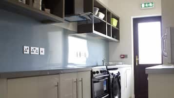 Lemari es besar, microwave, oven, dan kompor