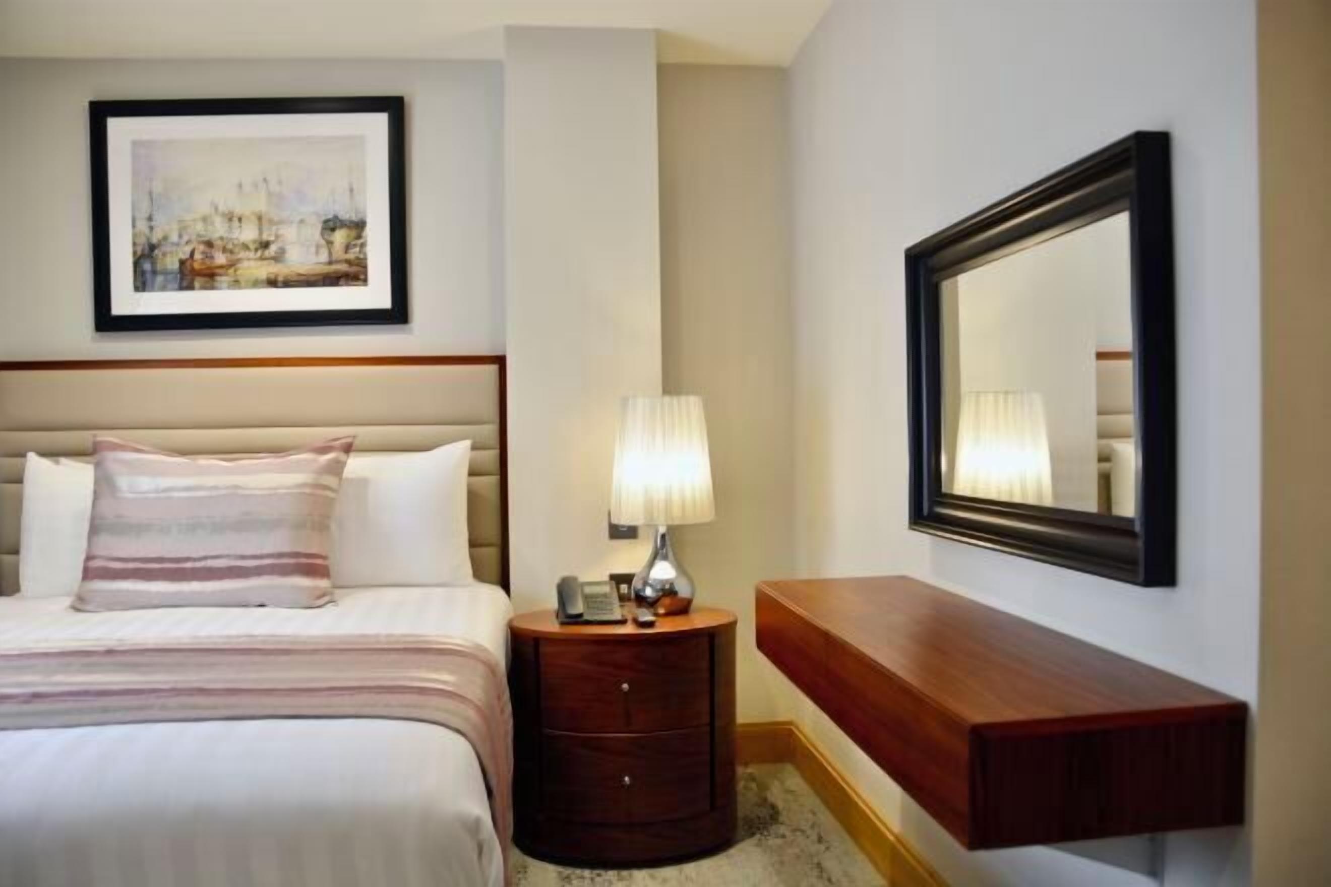 Ropa de cama de alta calidad y caja de seguridad en la habitación 