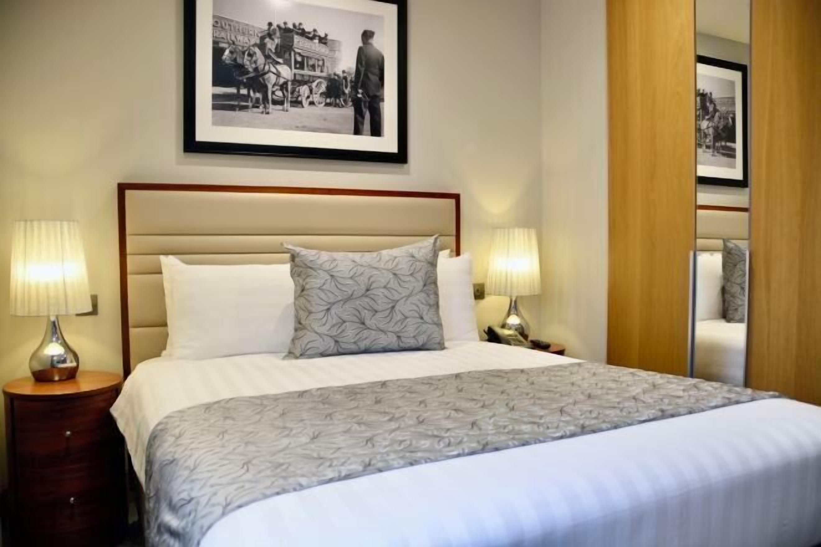 Ropa de cama de alta calidad y caja de seguridad en la habitación 