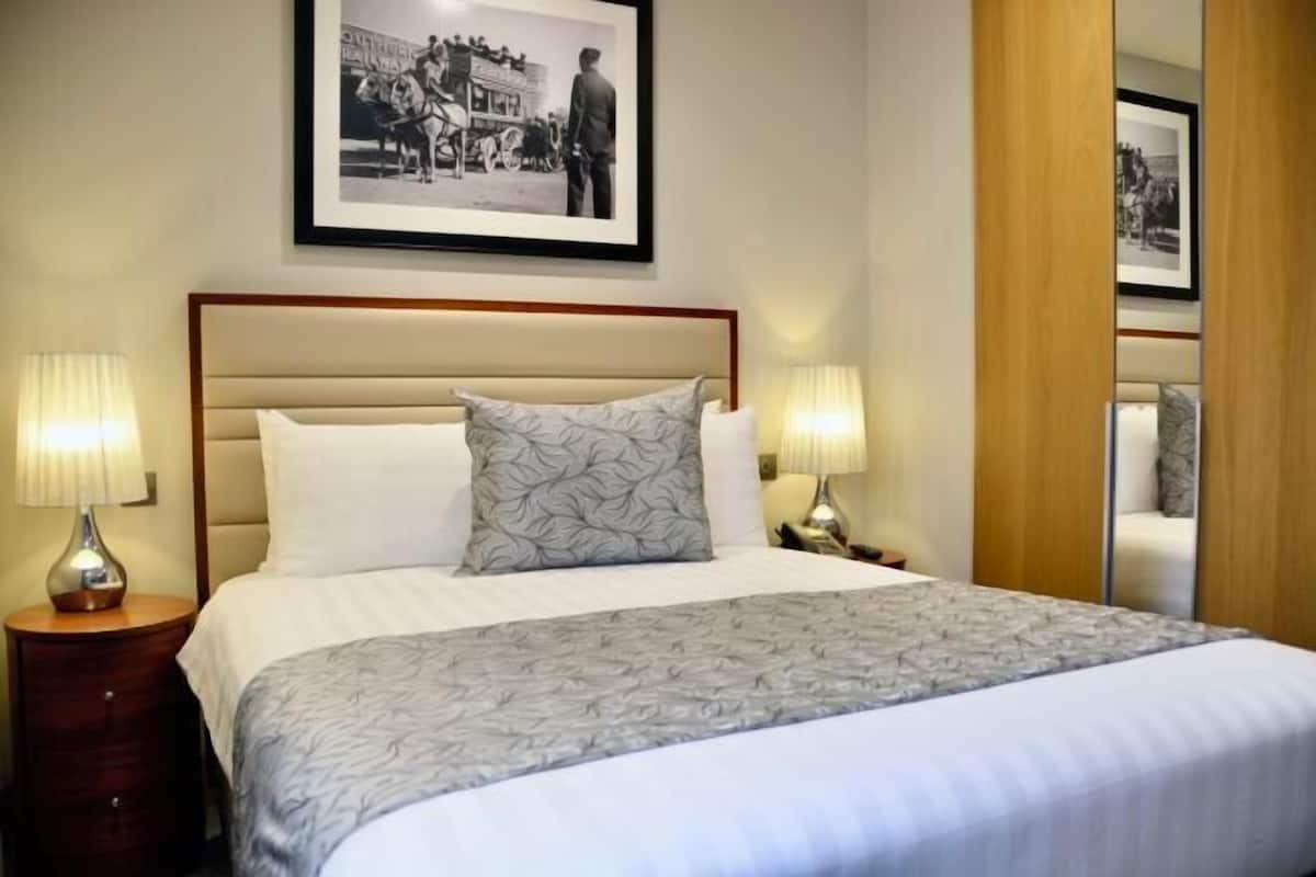 Ropa de cama de alta calidad y caja de seguridad en la habitación