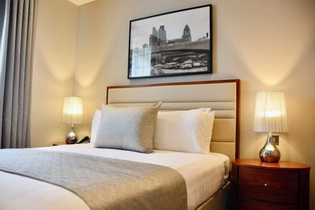 Ropa de cama de alta calidad y caja de seguridad en la habitación