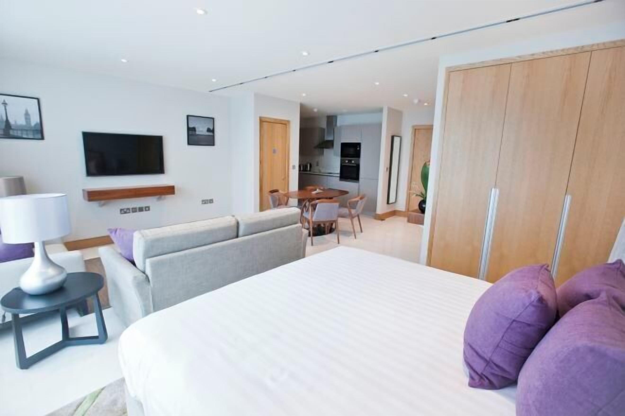 Ropa de cama de alta calidad y caja de seguridad en la habitación 