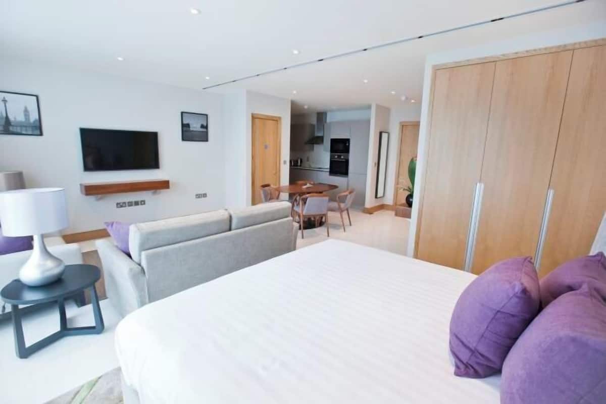 Ropa de cama de alta calidad y caja de seguridad en la habitación