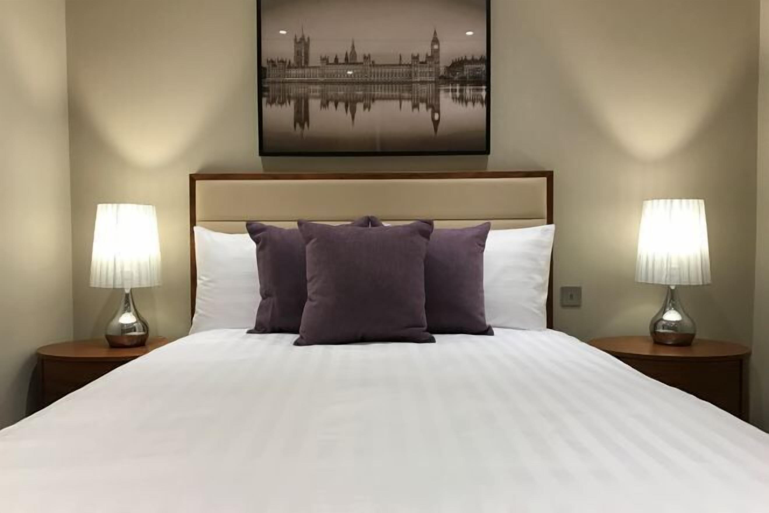 Ropa de cama de alta calidad y caja de seguridad en la habitación 