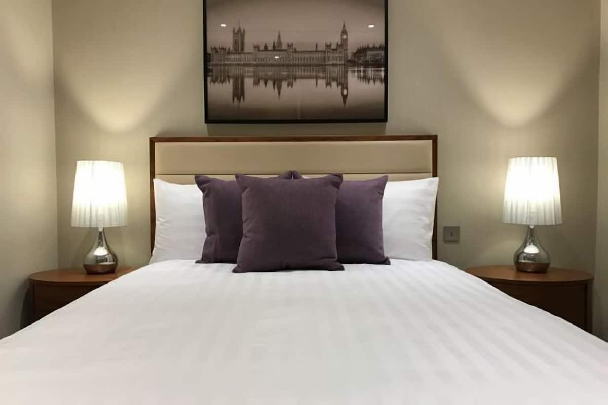 Ropa de cama de alta calidad y caja de seguridad en la habitación