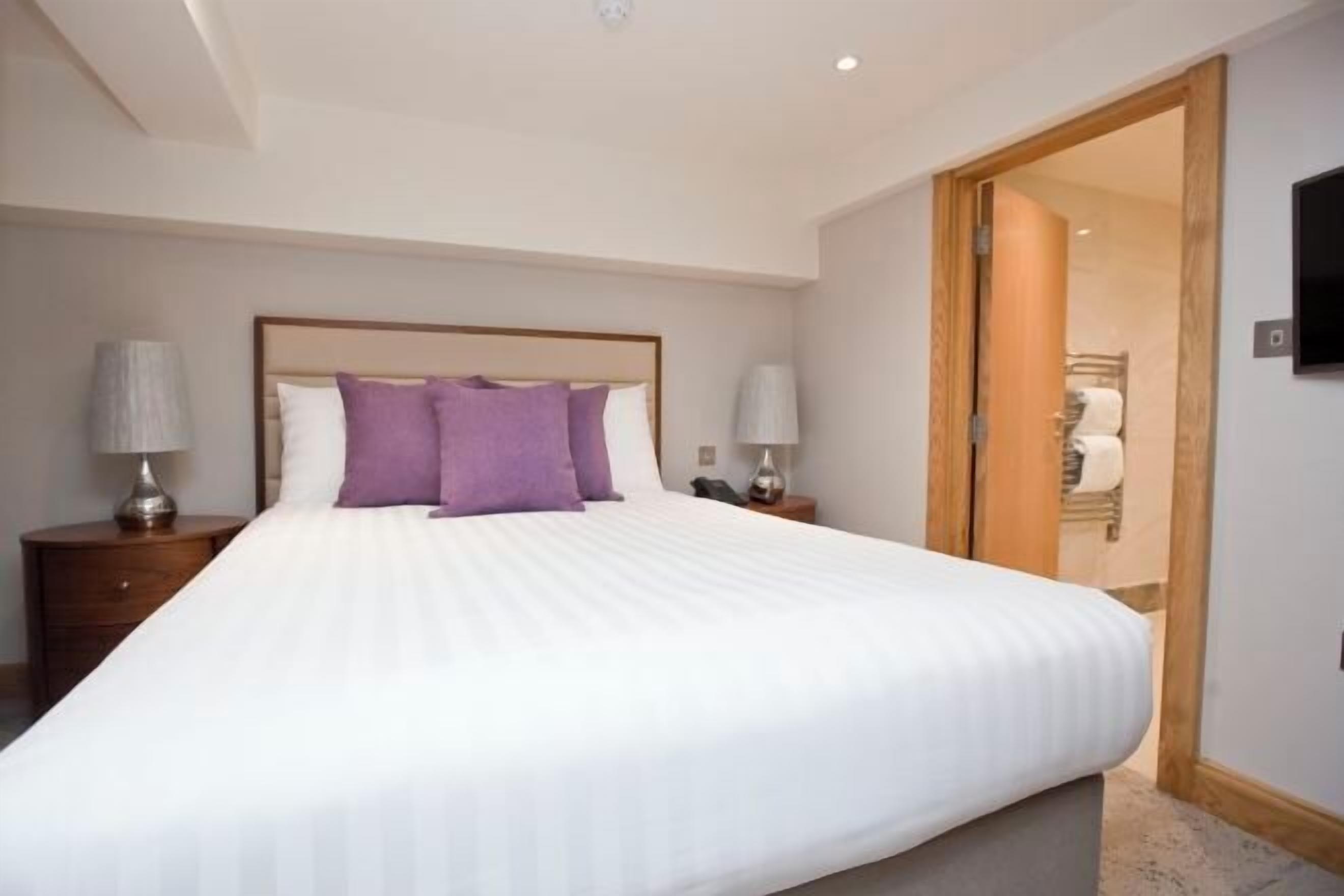 Ropa de cama de alta calidad y caja de seguridad en la habitación 