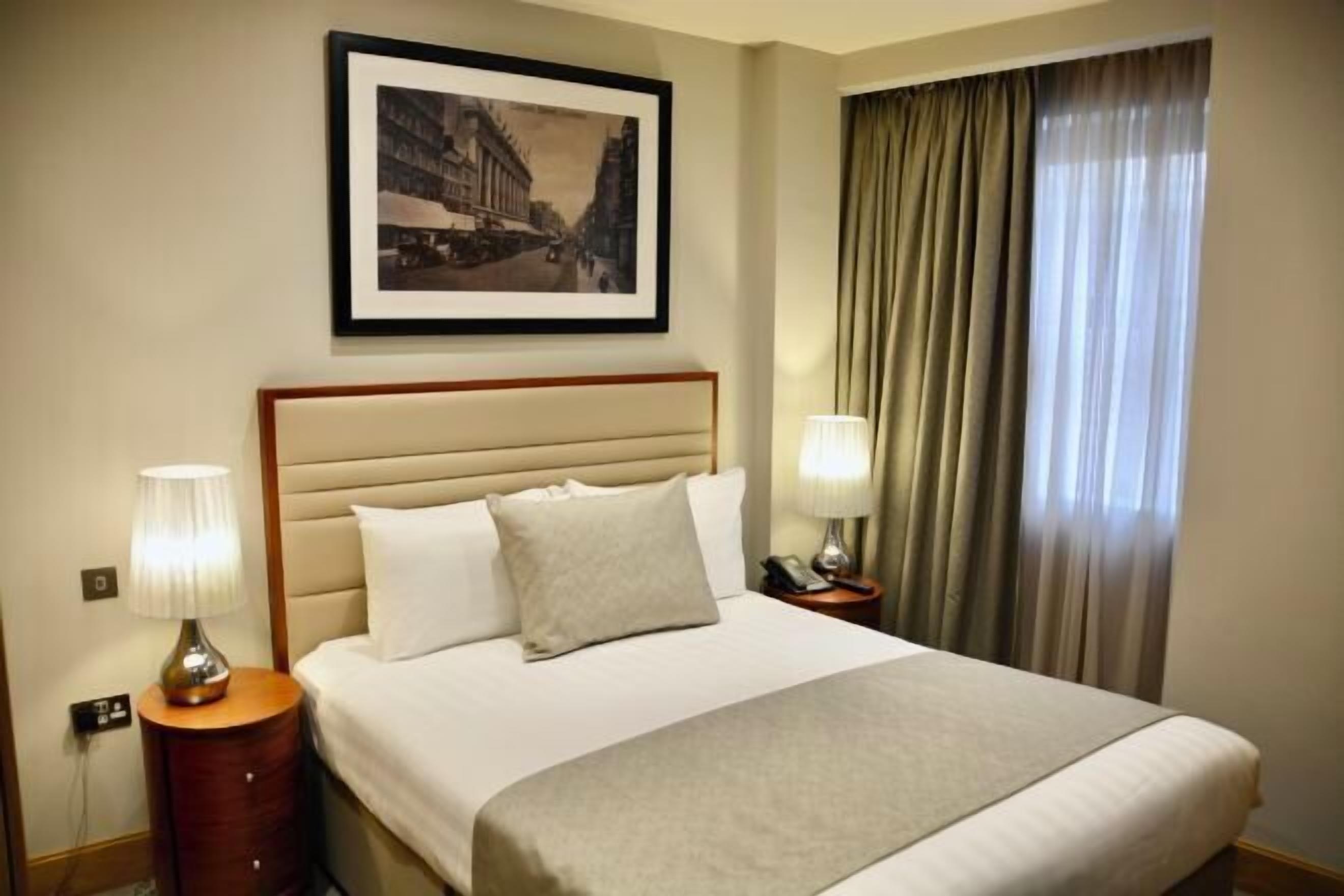 Ropa de cama de alta calidad y caja de seguridad en la habitación 