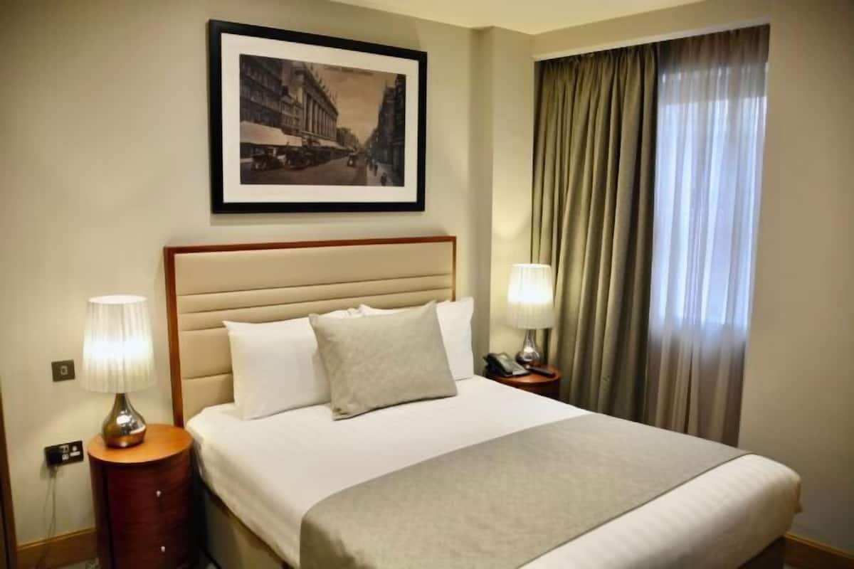 Ropa de cama de alta calidad y caja de seguridad en la habitación