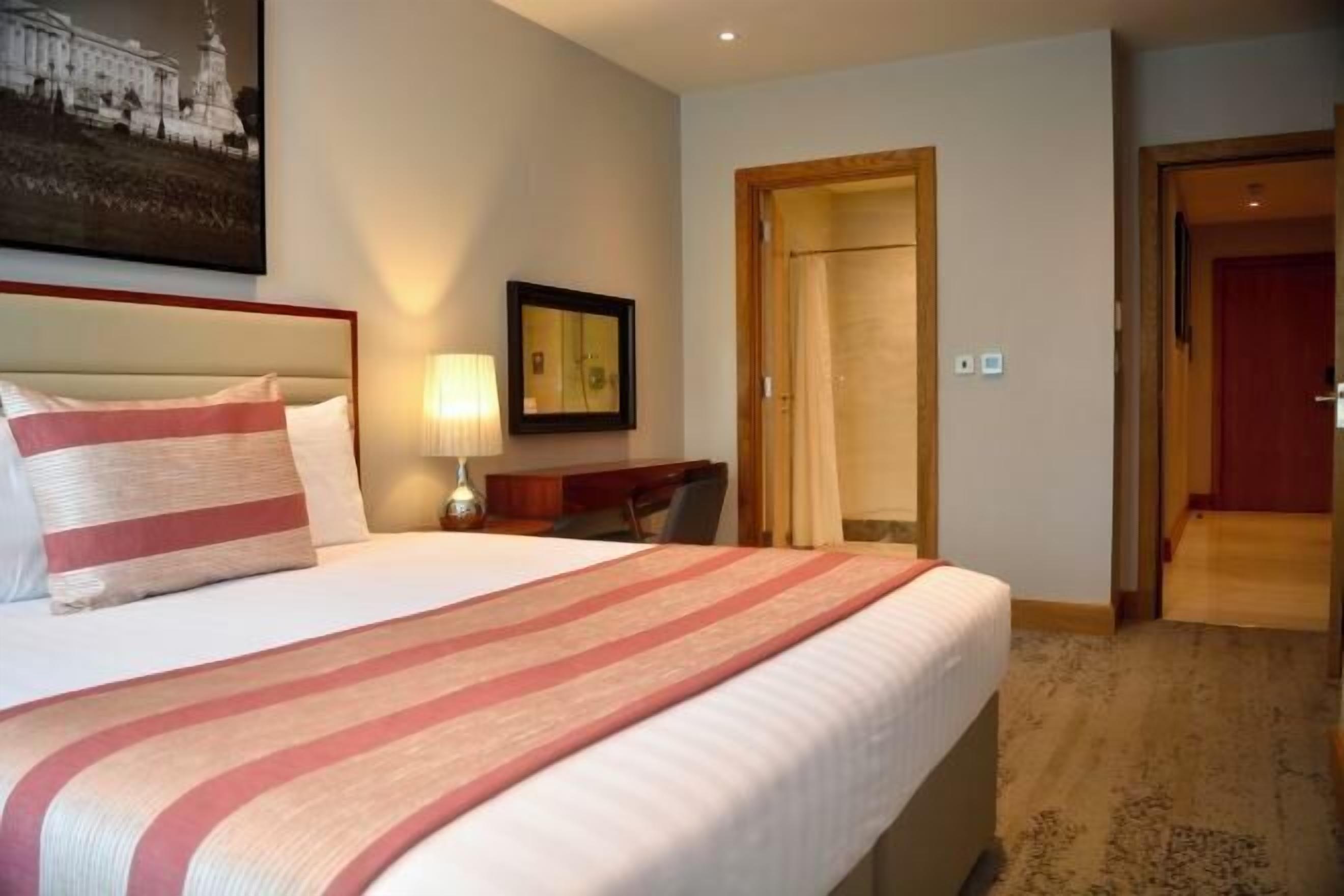 Ropa de cama de alta calidad y caja de seguridad en la habitación 