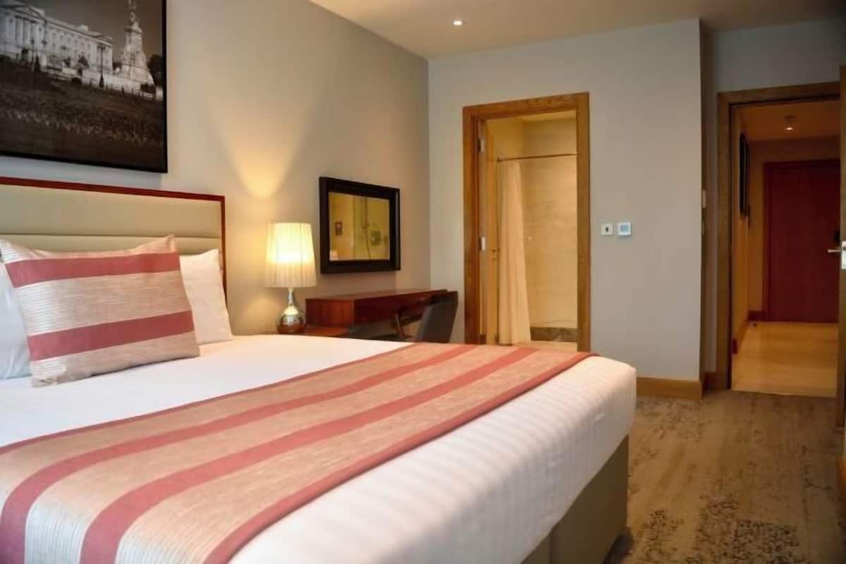 Ropa de cama de alta calidad y caja de seguridad en la habitación