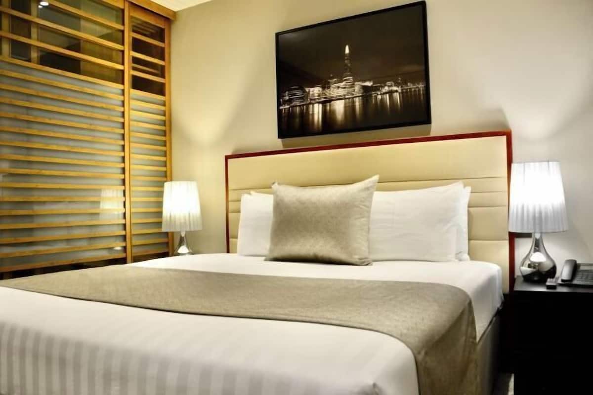 Ropa de cama de alta calidad y caja de seguridad en la habitación