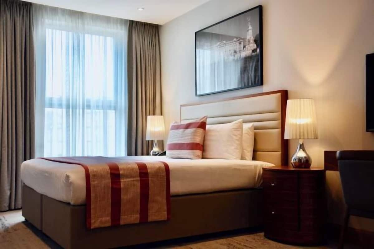 Ropa de cama de alta calidad y caja de seguridad en la habitación