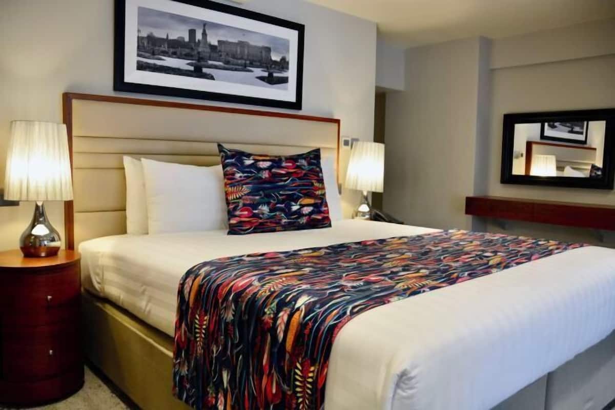 Ropa de cama de alta calidad y caja de seguridad en la habitación