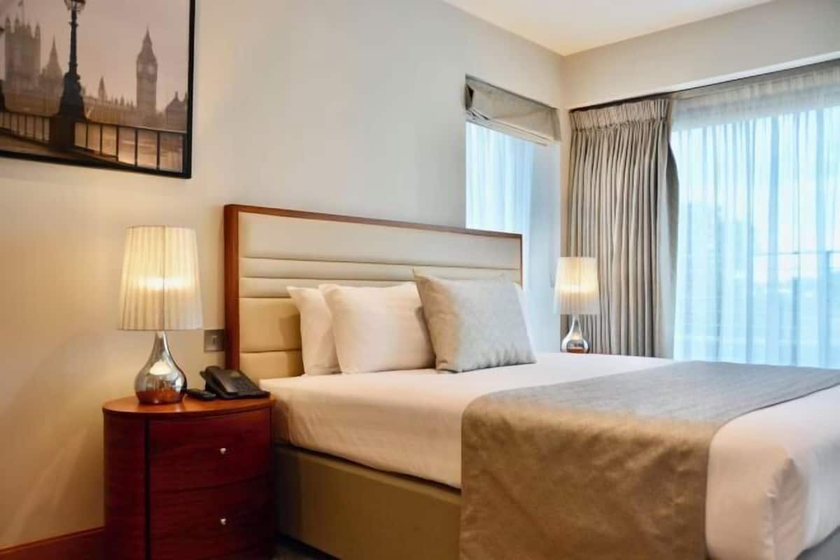 Ropa de cama de alta calidad y caja de seguridad en la habitación