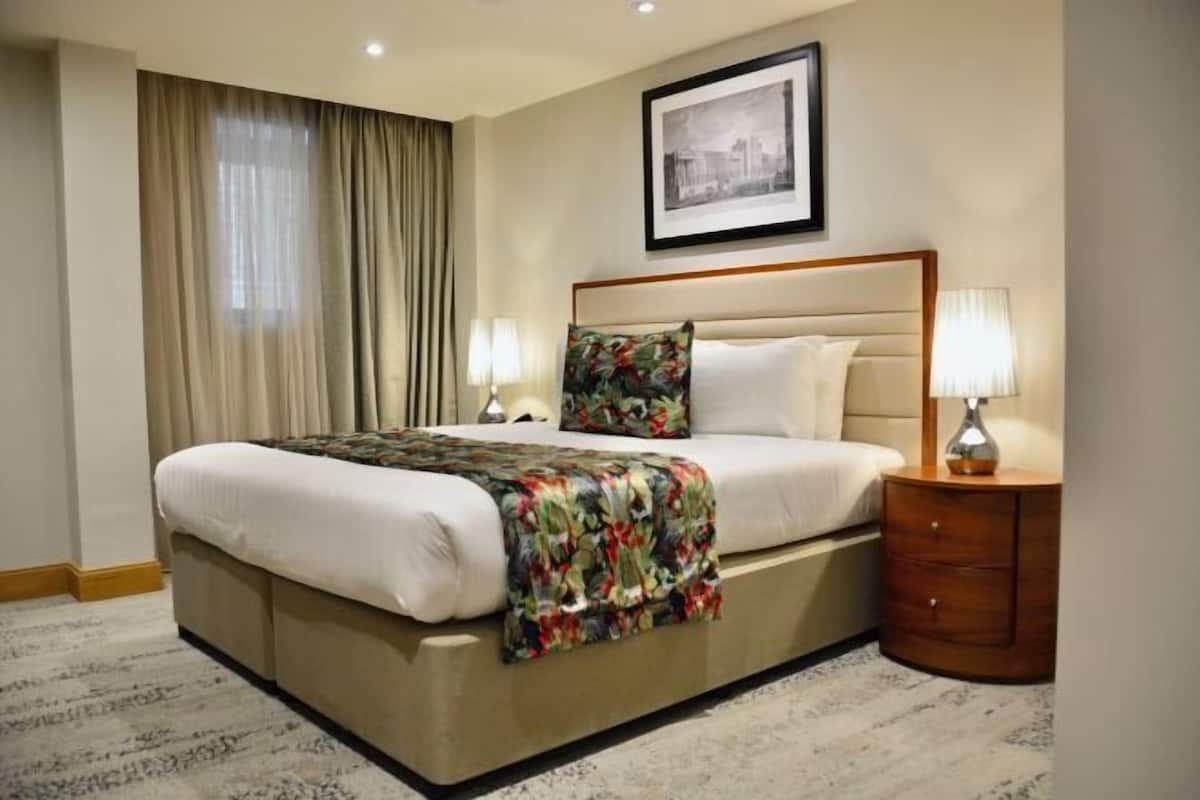 Ropa de cama de alta calidad y caja de seguridad en la habitación