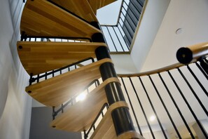 Căn hộ Superior, 4 phòng ngủ, phù hợp cho người khuyết tật | Khu phòng khách | TV màn hình phẳng 50-inch có truyền hình kỹ thuật số, TV