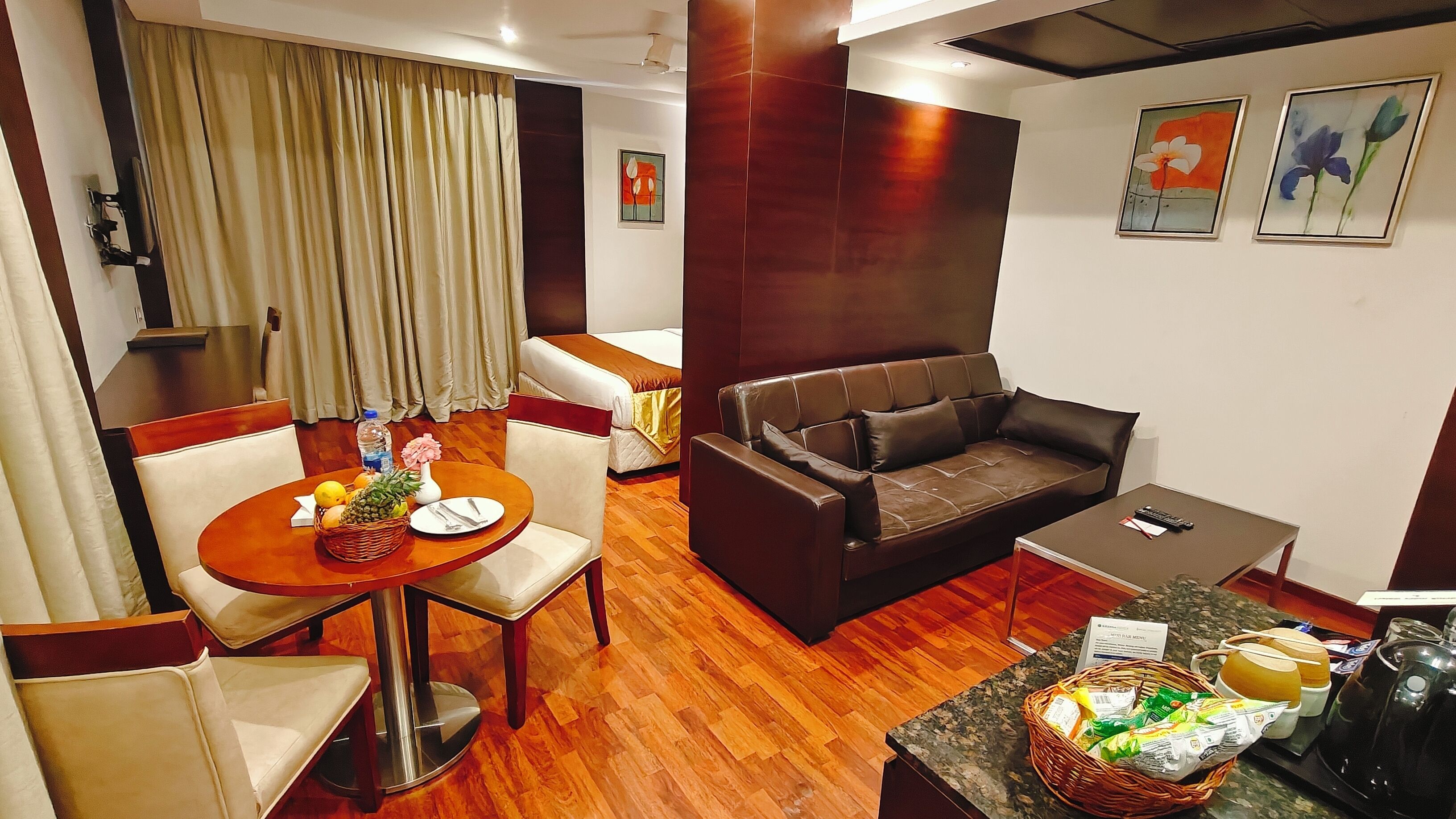 独特复式, 1 张特大床和 1 张沙发床 | 起居区 | 32-英寸液晶电视（配备数码频道）