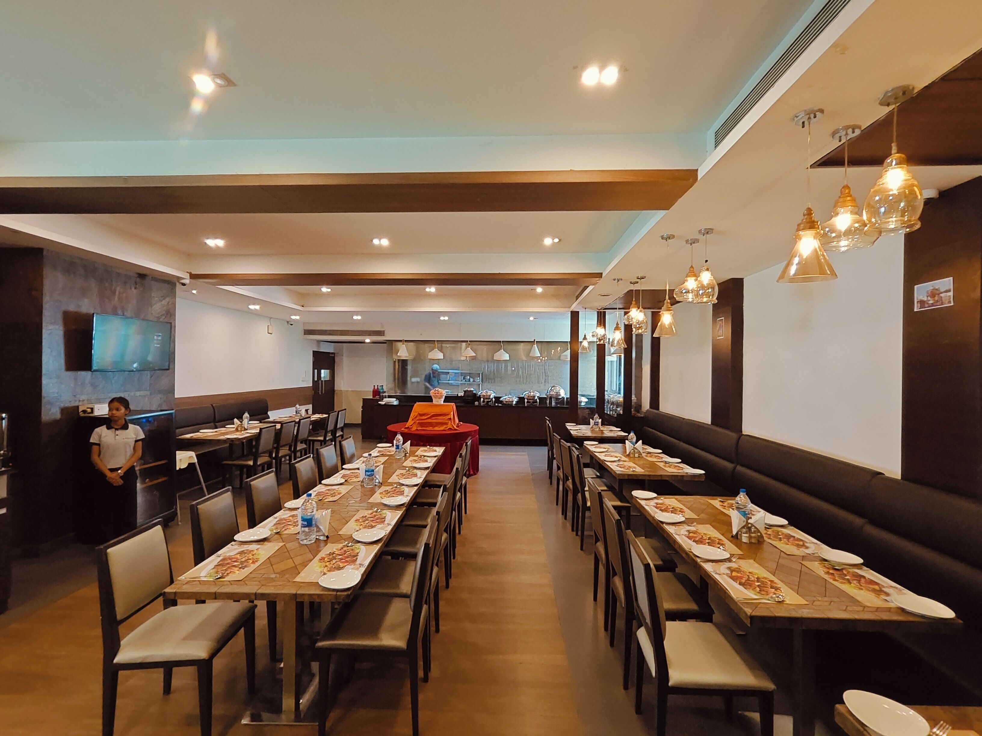 breakfast, lunch, dinner served; international cuisine