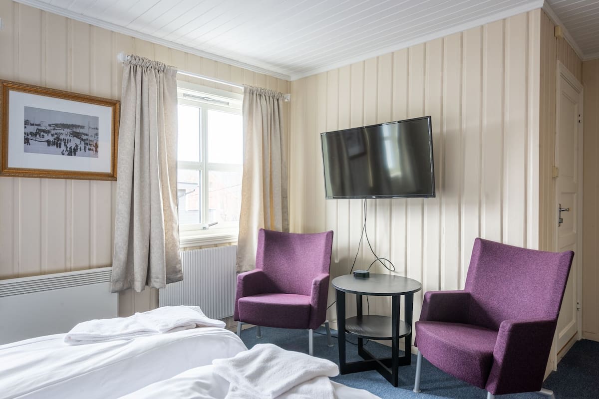 Double Room | 1 bedroom, pillowtop beds, iron/ironing board, free WiFi