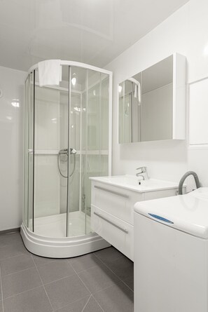 Classic Apartment | Bathroom | Shower, towels