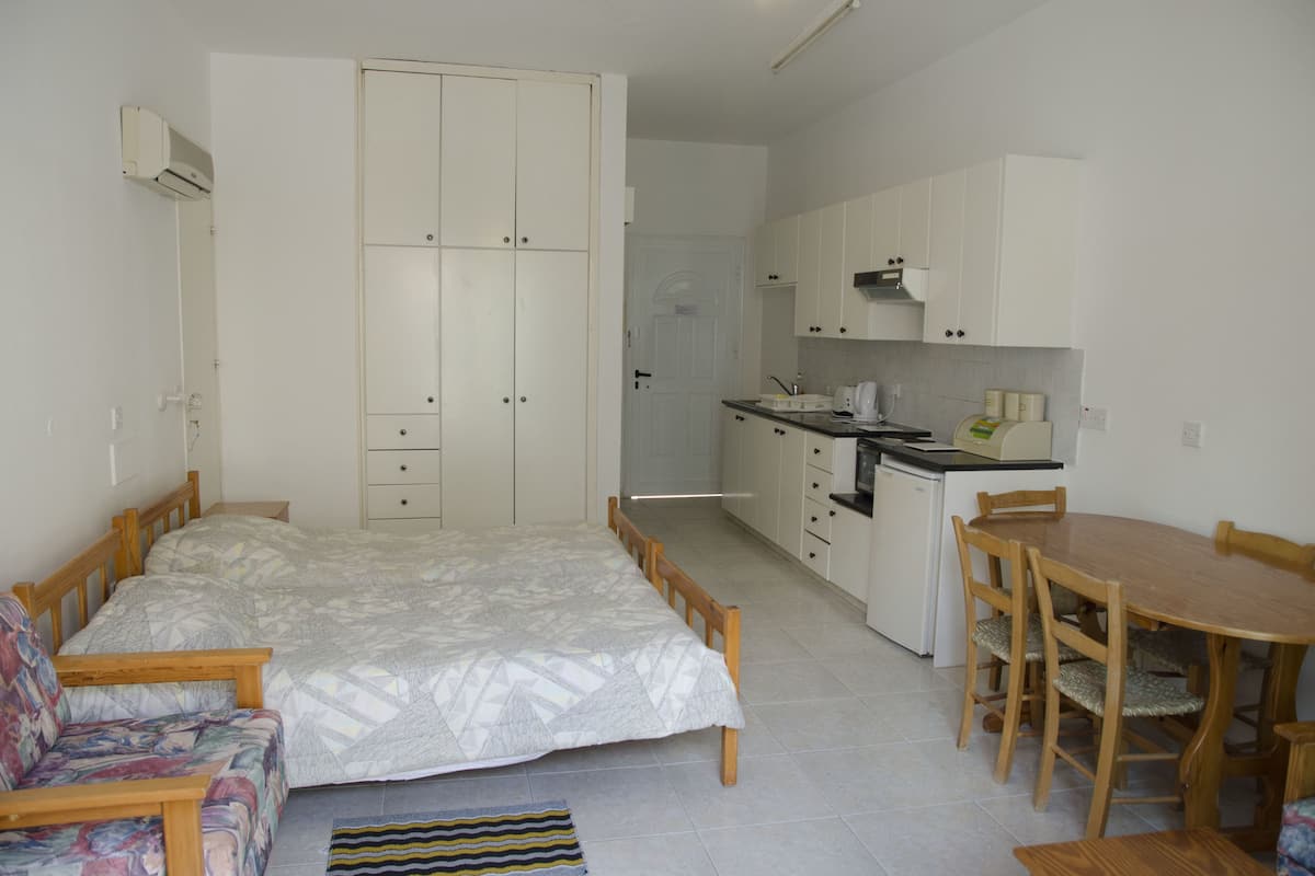 Studio, terrasse | Bureau, lits bébé (gratuits), Wi-Fi gratuit