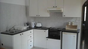 Kühlschrank, Ofen, Herdplatte, Wasserkocher