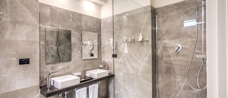 Douche cascade, pantoufles, bidet, serviettes fournies