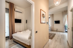2 bedrooms, down duvets, in-room safe, desk