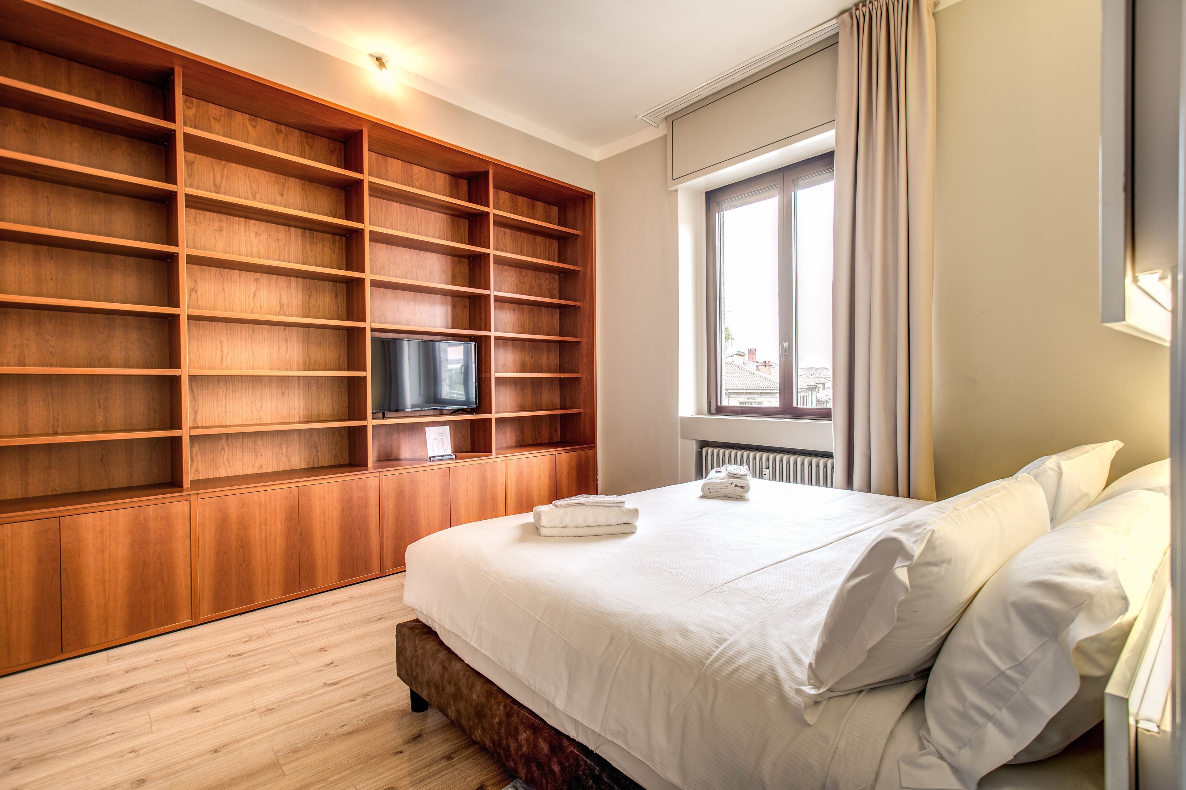 Chăn bông, két bảo mật tại phòng, bàn 