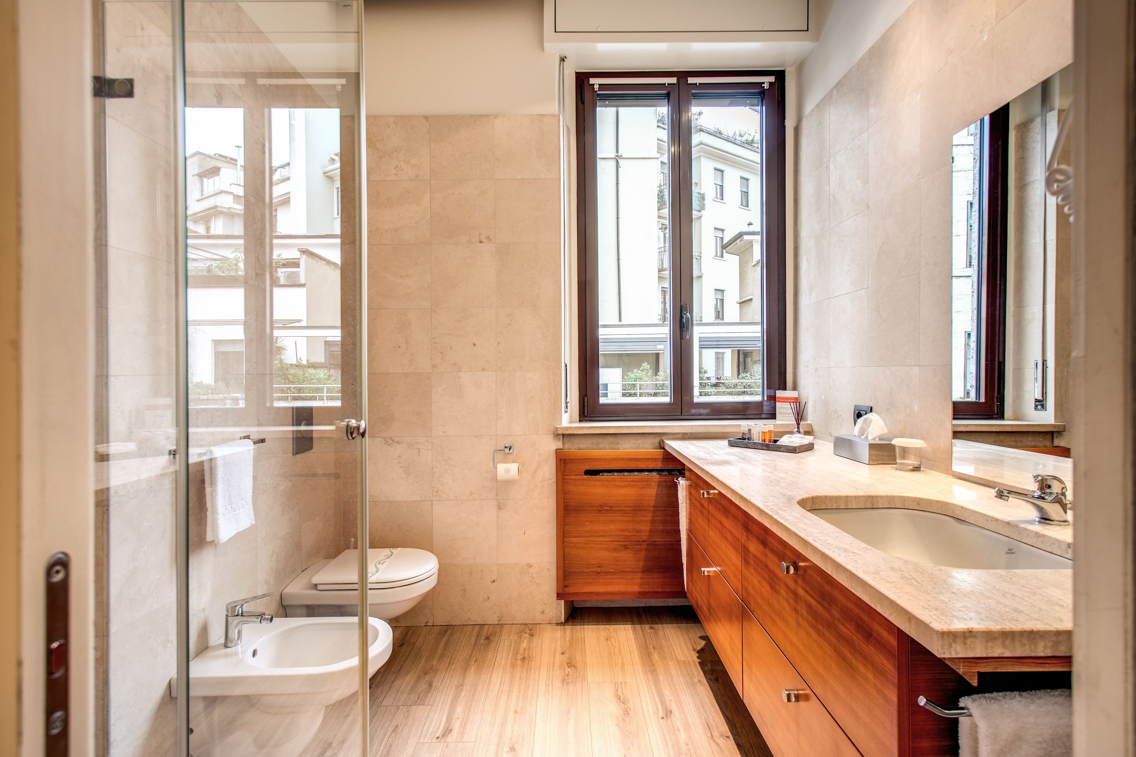 Vòi sen phun mưa, dép đi trong nhà, chậu vệ sinh/vòi rửa, khăn tắm 