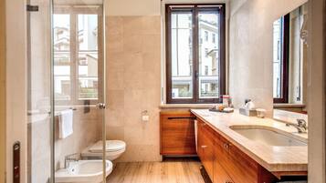 Douche à « effet pluie », chaussons, bidet, serviettes fournies