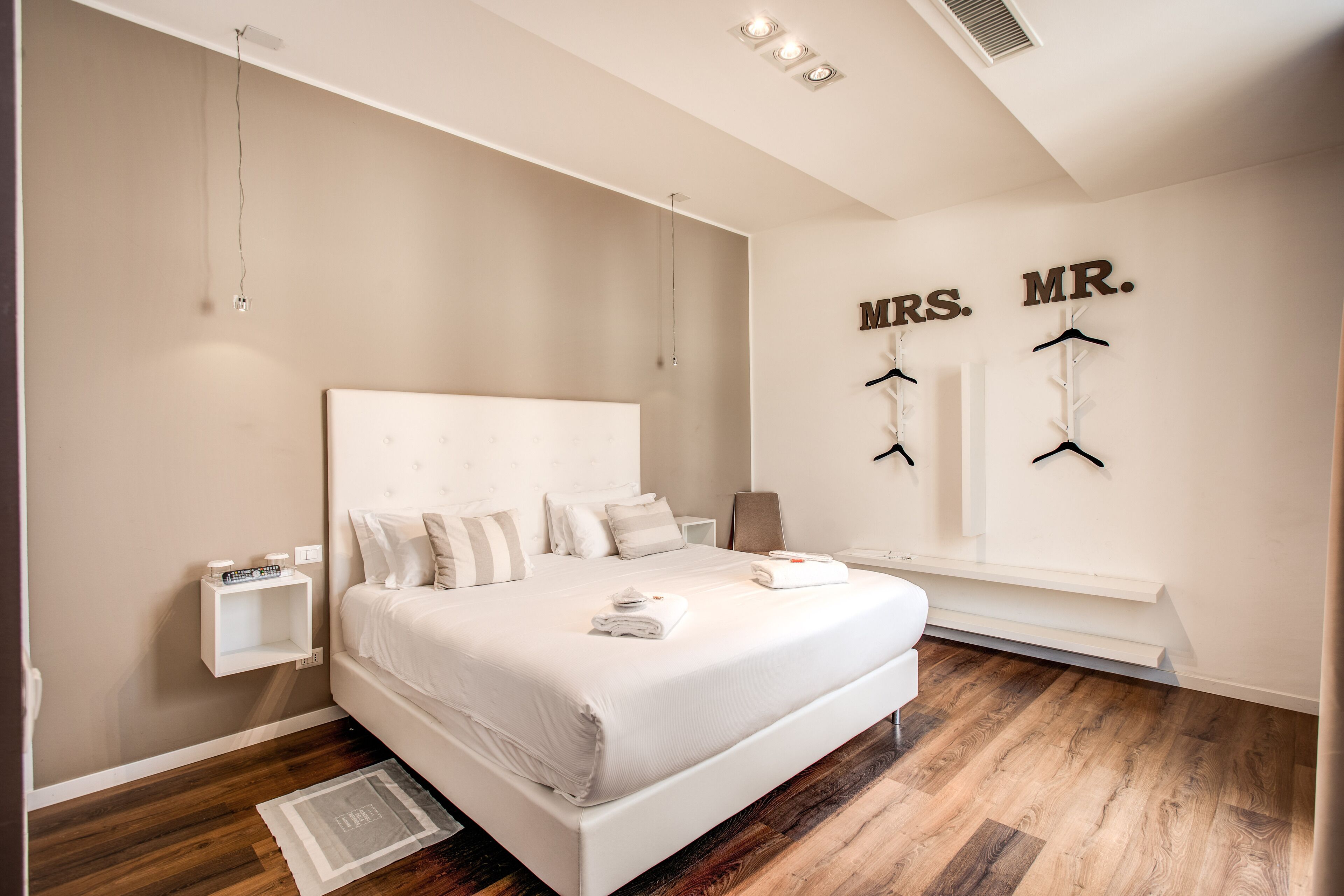 羽絨被、客房內保險箱、書桌、筆電工作空間