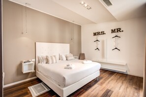 Cubrecamas, caja de seguridad en la habitación y escritorio 