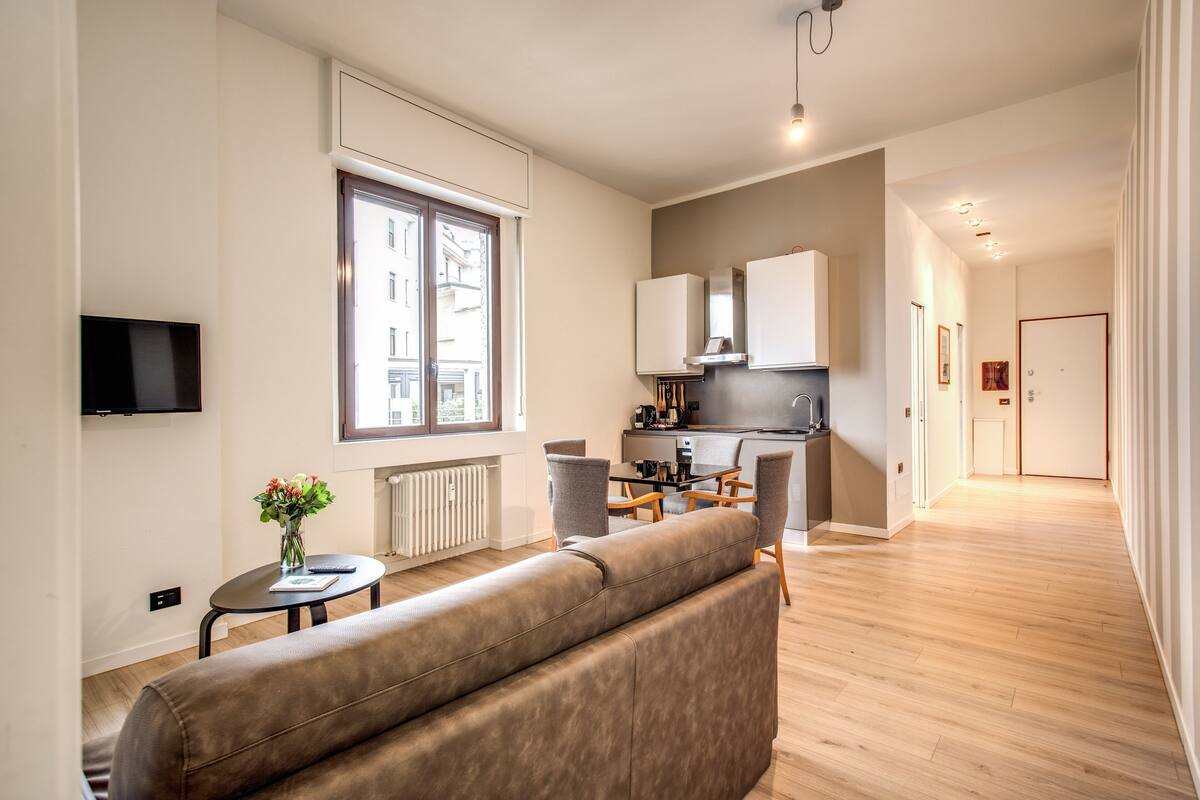 Un appartement moderne comprenant un espace de vie, une cuisine et un coin repas.