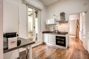 Full-sized fridge, oven, stovetop, cookware/dishes/utensils - Suite Santa Tecla (Milan)