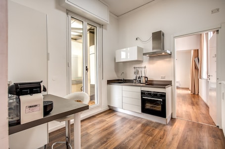 Refrigerador con freezer, horno, placa de cocina, utensilios de cocina