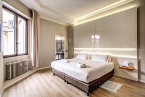 Down duvets, in-room safe, desk, laptop workspace - Suite Santa Tecla (Milan)